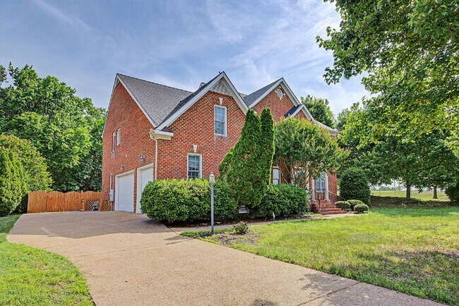Foto del edificio - Luxury 5 Bedroom Home with Private Pool in Glen Allen – $4,500/mo
