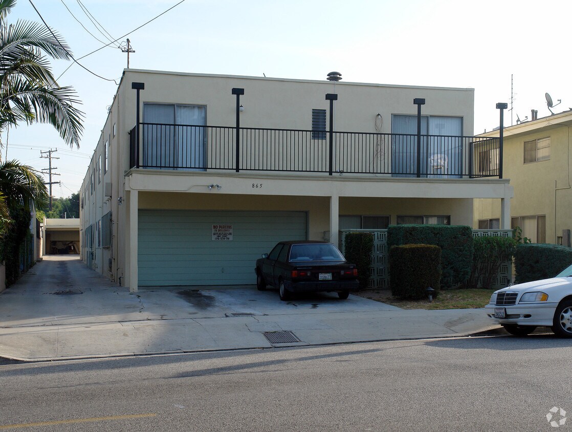 Building Photo - 865 W Beach Ave