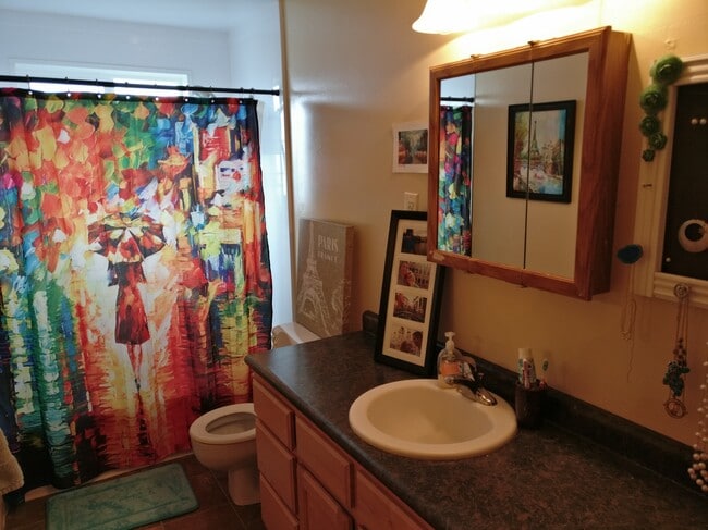 Foto del edificio - 220 E 300 N