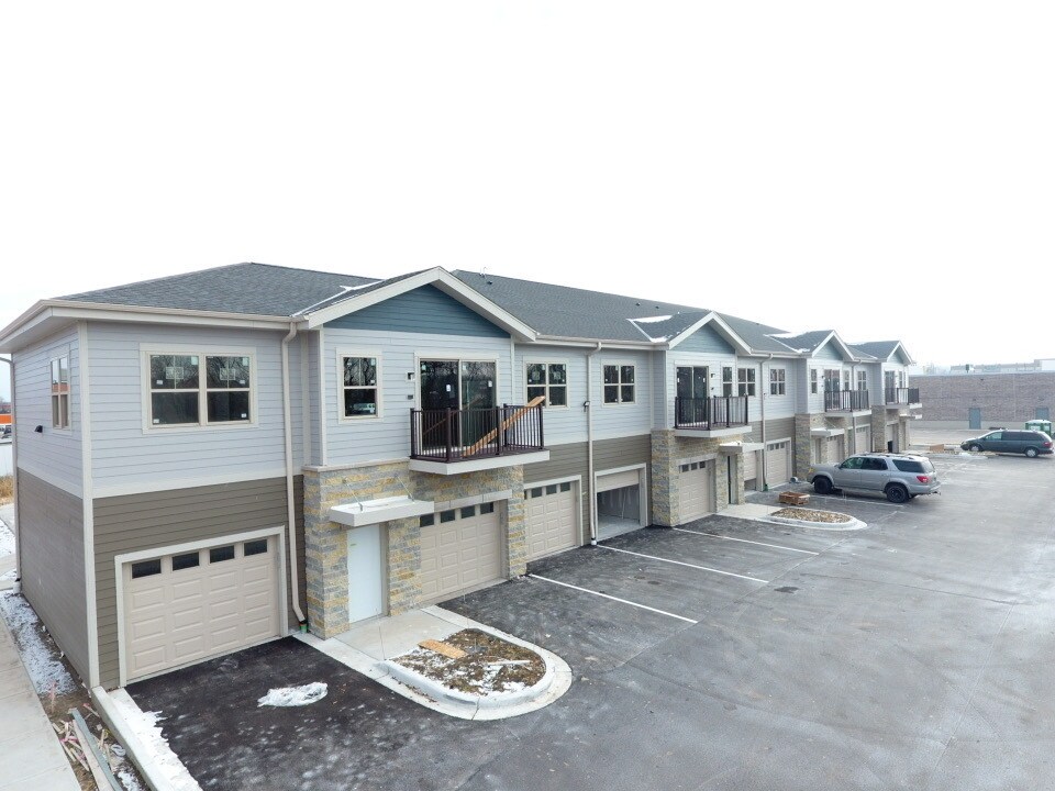 800 W Layton Ave, Milwaukee, WI 53221 Townhouse for Rent in Milwaukee, WI