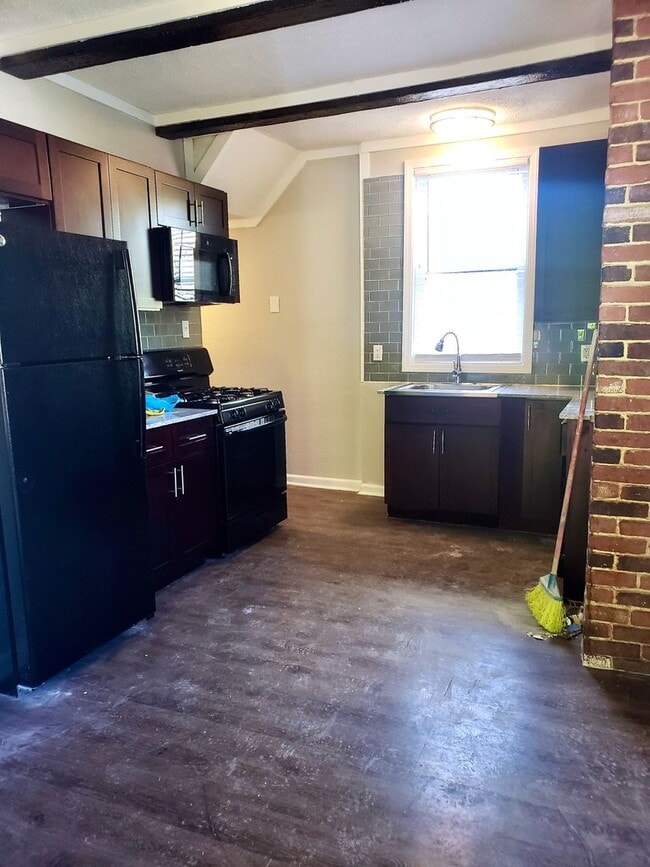 Building Photo - 684 1/2 Forest Ave