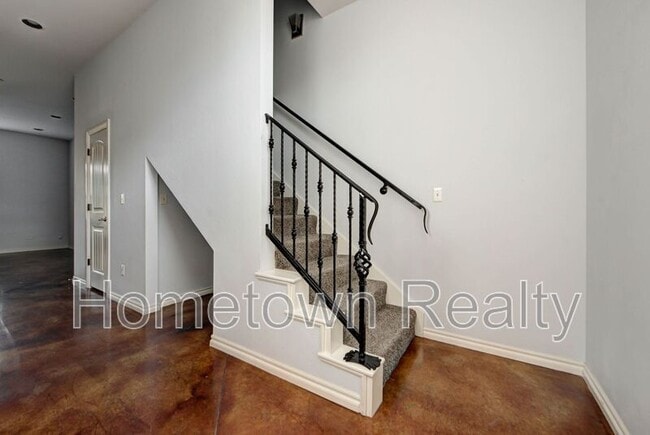 Building Photo - 459 S Fretz Ave