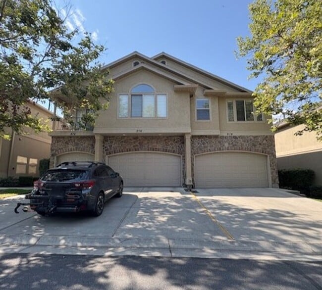Building Photo - 3 Bedroom / 3.5 Bathroom Townhome in Millc...