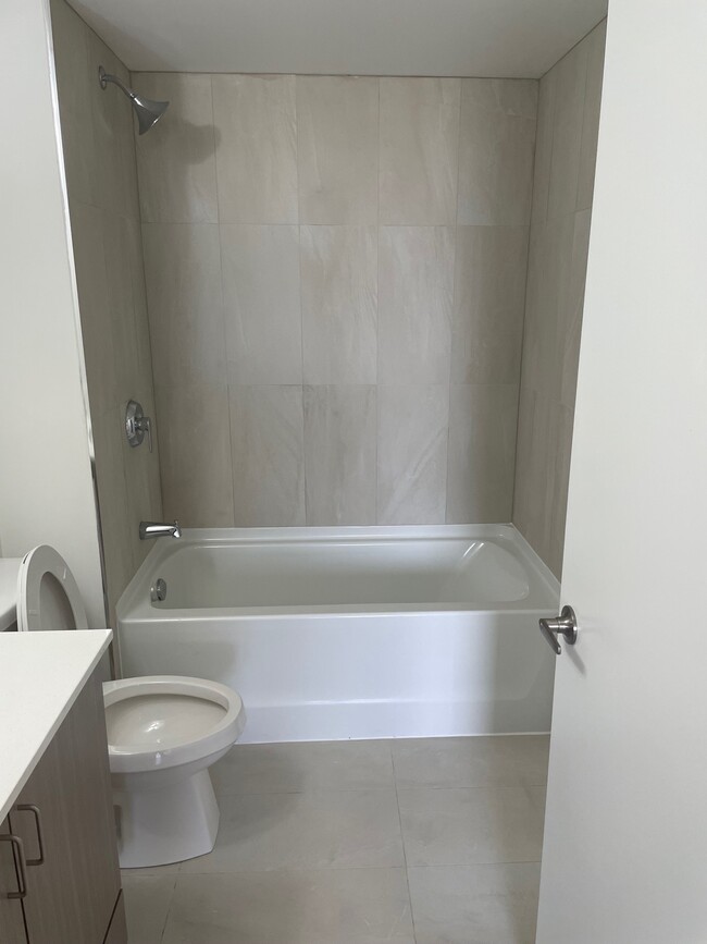 Photo du bâtiment - 2 Bedroom 2 Bathroom Condo for Rent by Lit...