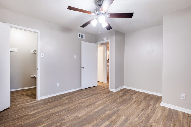2BR,1BA - 800SF - Willow Wood Apartments