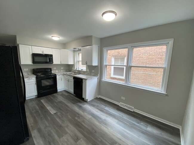 Building Photo - 483 W 15th Pl