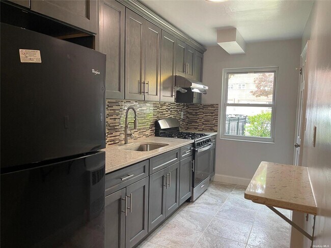 Foto del edificio - 215-10 Hillside Ave.