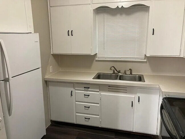 Foto del edificio - 3 bed 1 bath home for rent