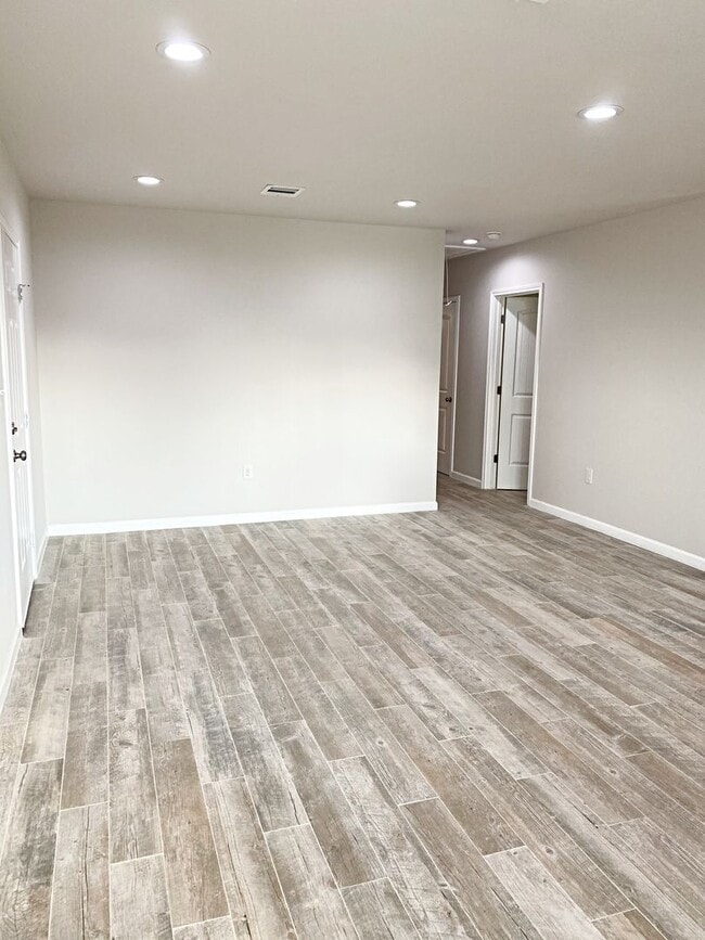 Building Photo - 390 Bower Rd