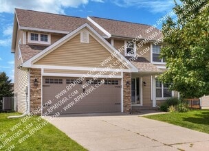 Building Photo - 900 SE Woodbine Dr