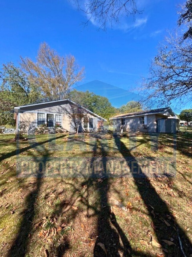 Building Photo - Single-level, 3-bedroom home in Chattanooga