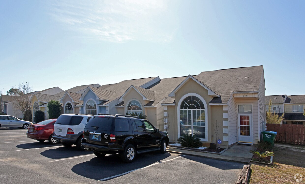 Building Photo - 1340-1348 Redwood Ln