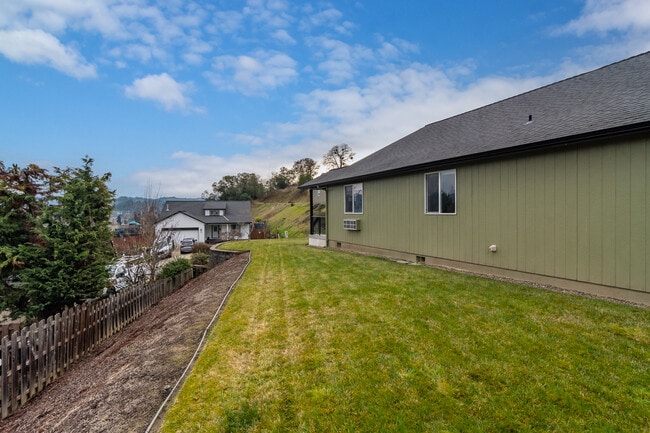 Building Photo - 233 Palmdale Ave