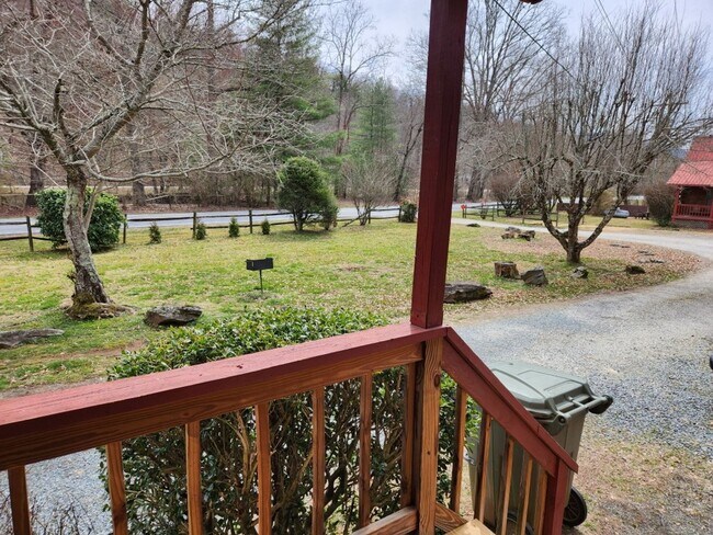 Foto del edificio - $1,100 - 2 Bedroom / 1 Bath Unfurnished Log Cabin Near Cherokee