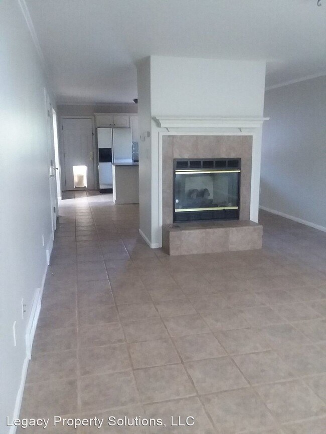 Building Photo - 4 br, 3.5 bath House - 825 Virginia Court