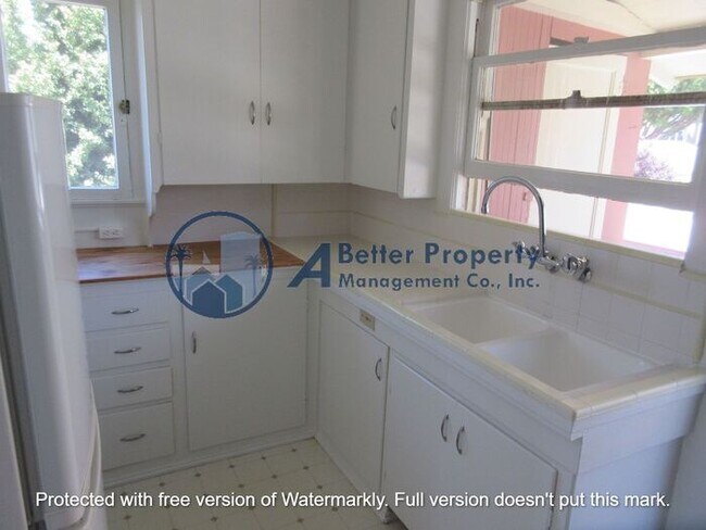Foto del edificio - Classic upper REAR gated unit with NEWER P...