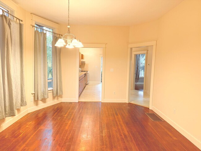 Building Photo - 4 Bed/2Bath Classic Craftsman on N Williams Ave