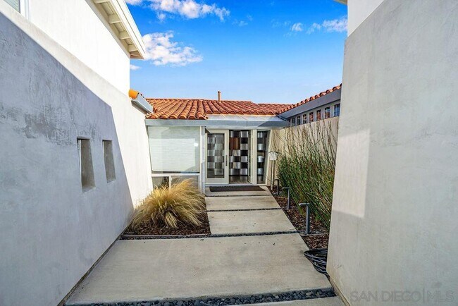 Building Photo - 1563 Calle Candela
