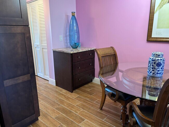 Building Photo - 3070 Cornwall D