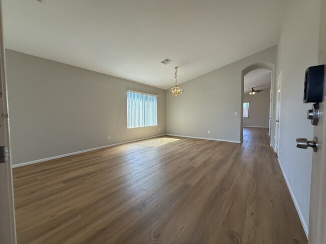 Building Photo - Updated 3-Bed Home in Goodyear with Vaulte...
