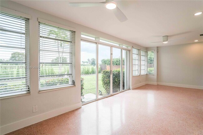 Foto del edificio - 475 S Shore Dr