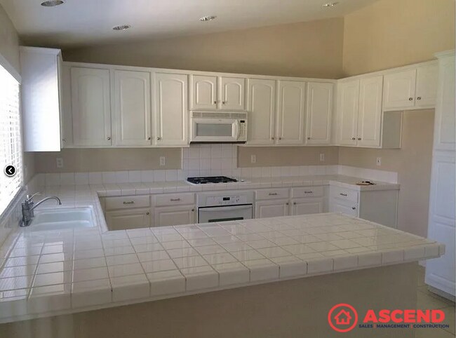 Foto del edificio - Spacious 3-Bedroom, 2-Bath Home with Firep...