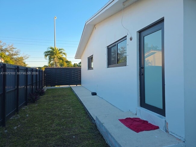 Building Photo - 891 W 53rd St