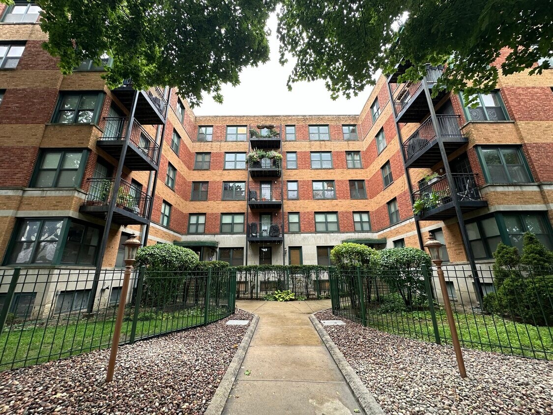 Primary Photo - 2555 W Catalpa Ave