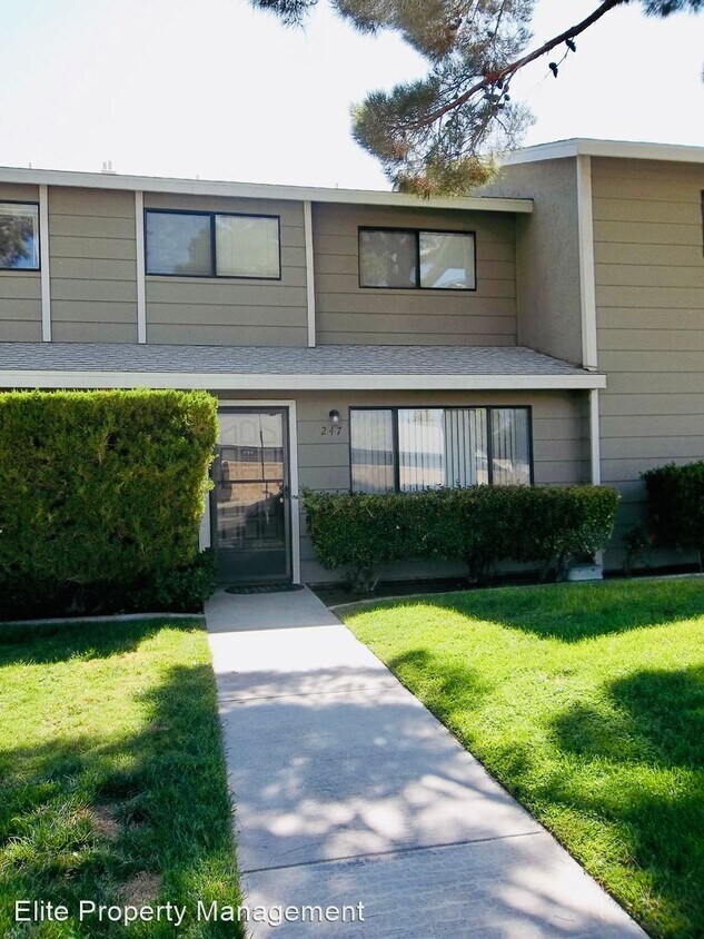 Foto principal - 3 br, 2.5 bath House - 247 E Upjohn Ave