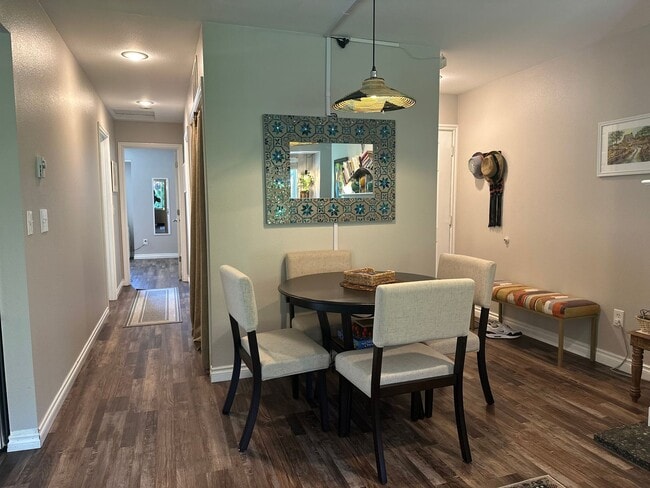 Building Photo - Quiet Kirkland Condo near Downtown Availab...