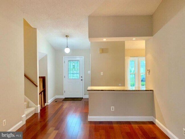 Foto del edificio - 7615 Virginia Ln