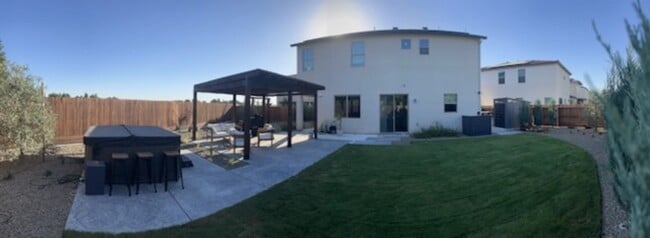 Foto del edificio - Beautiful home for rent in gated community in Visalia!