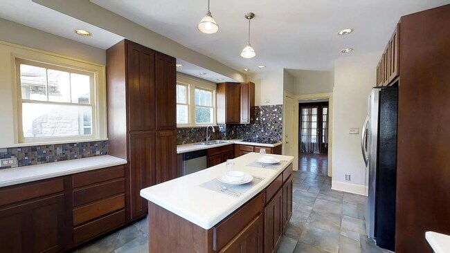 Foto del edificio - 681 College Ave