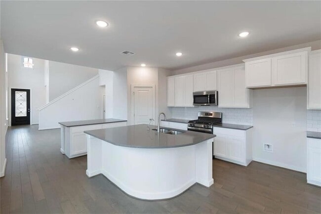 Building Photo - 205 Rosebush Dr