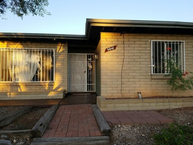 Foto del edificio - 5041 S Greenway Dr