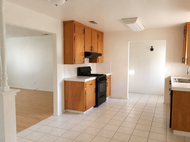 Building Photo - 305 E Encore Dr