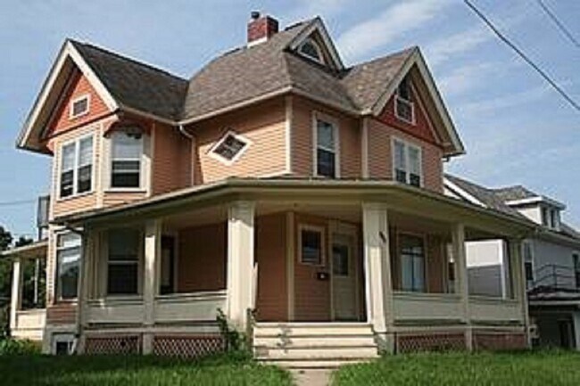Foto del edificio - 529 E Burlington St