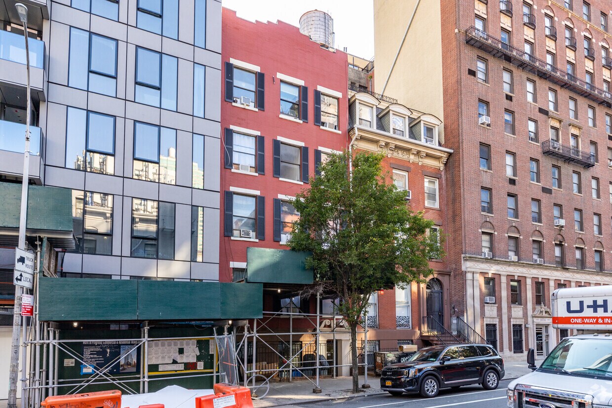 Primary Photo - 304 W 30th St