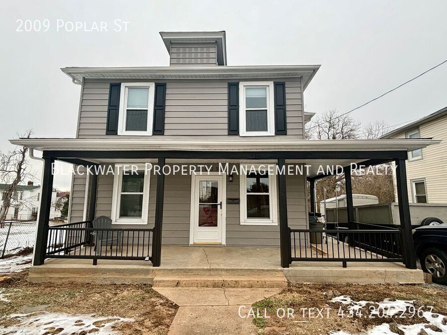 Foto principal - 4 Bedroom Home off Grace Street!