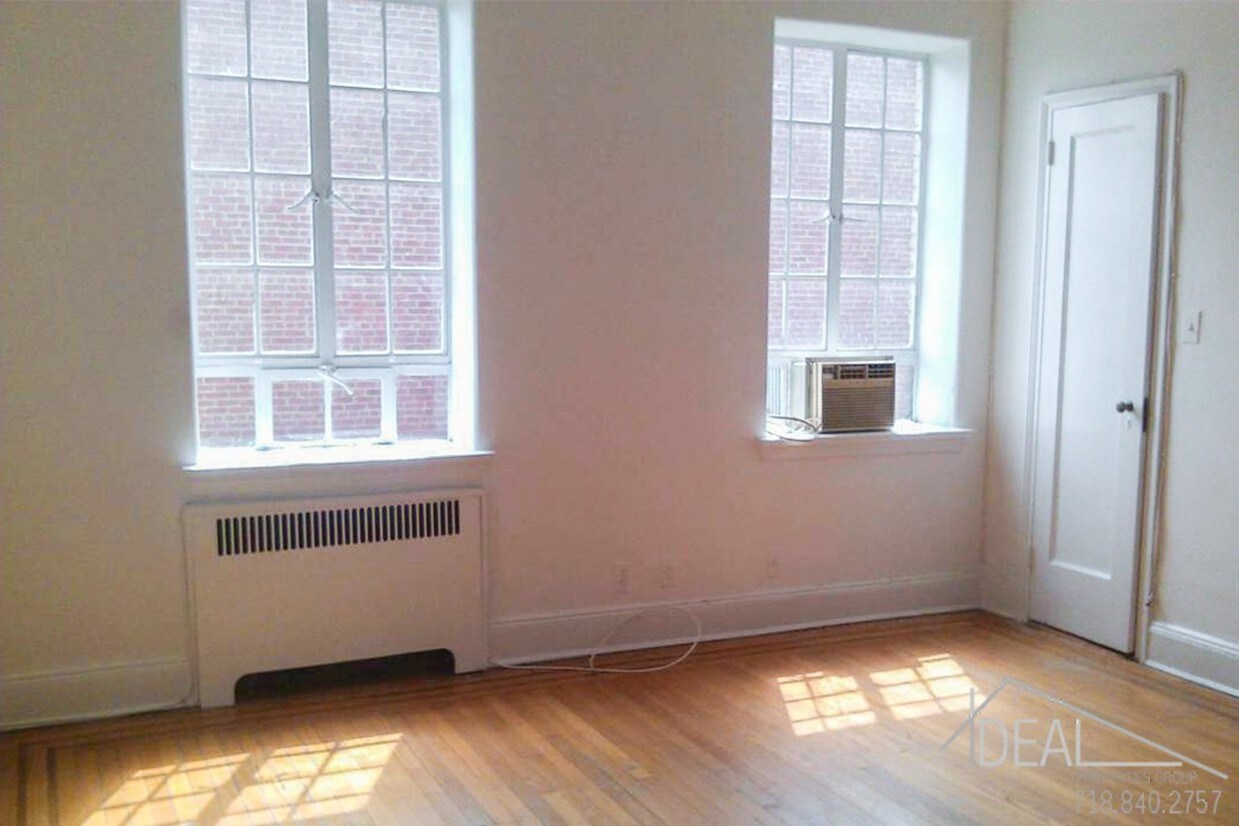 Primary Photo - 265 Henry St
