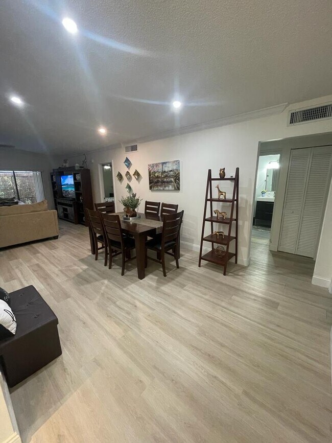 Foto del edificio - 301 N Pine Island Rd