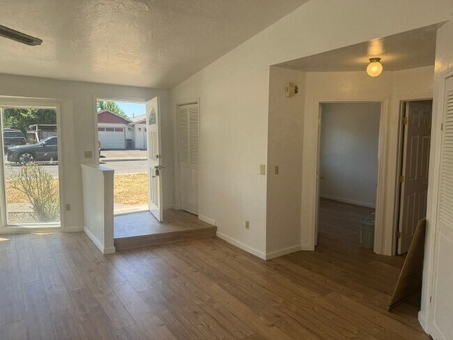 Foto del edificio - Freshly Renovated 3-Bedroom Home with RV Parking & Detached Double Garage