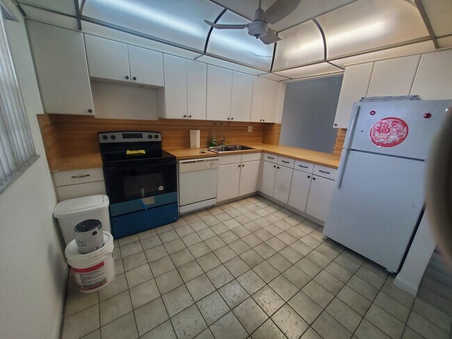 Building Photo - 5100 SW 90th Ave