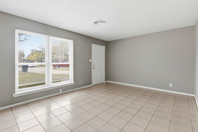 Building Photo - 344 Pennington Dr