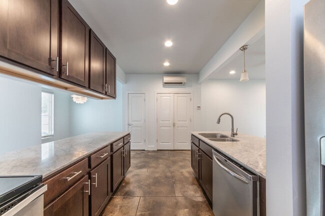 Building Photo - Modern Luxurious Lafayette Townhome for Rent (Right Across From the Oil Center)!