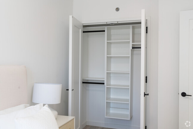 1BR, 1BA - 656SF - Closet - The Bay