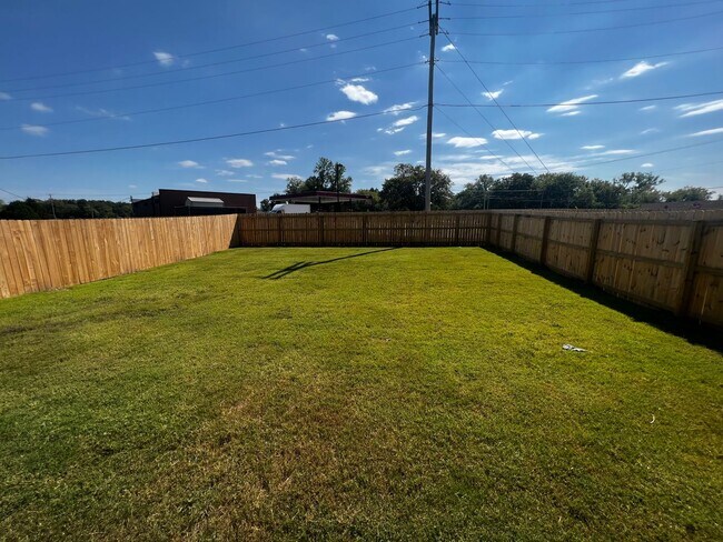 Building Photo - 3 Bedroom Townhome In Carl Junction, MO!
