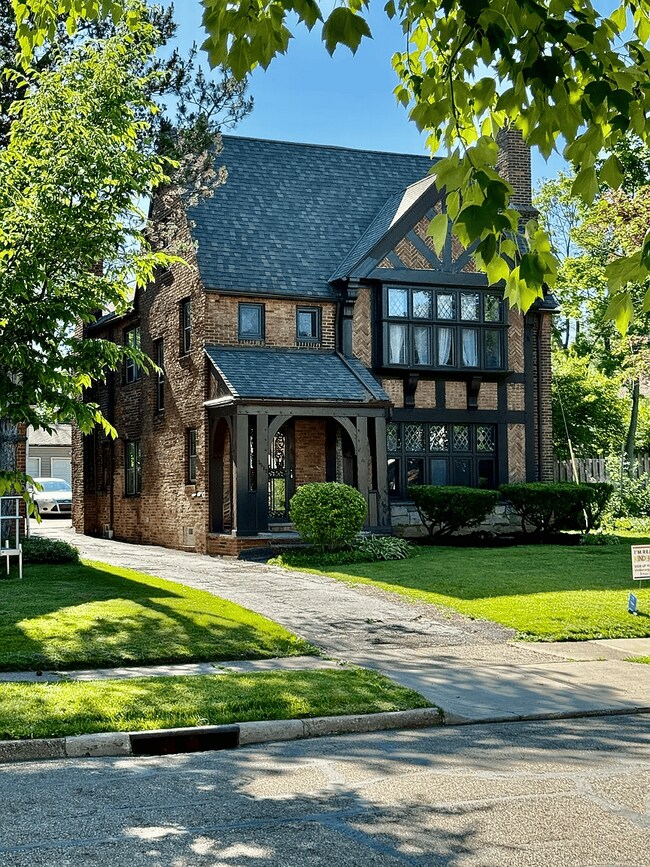 Foto del edificio - 3682 Glencairn Rd