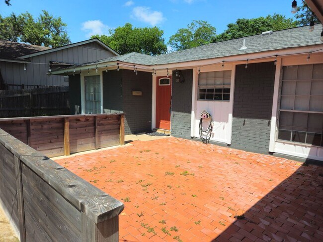 Foto del edificio - 1515 Desert Quail Ln