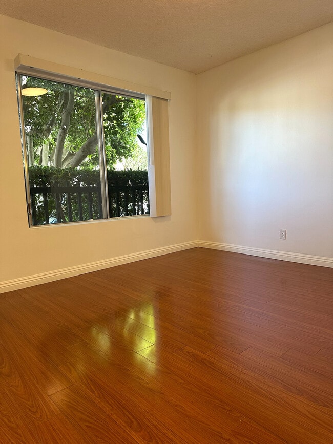 04 - Dining Area - 1831 Barry Ave